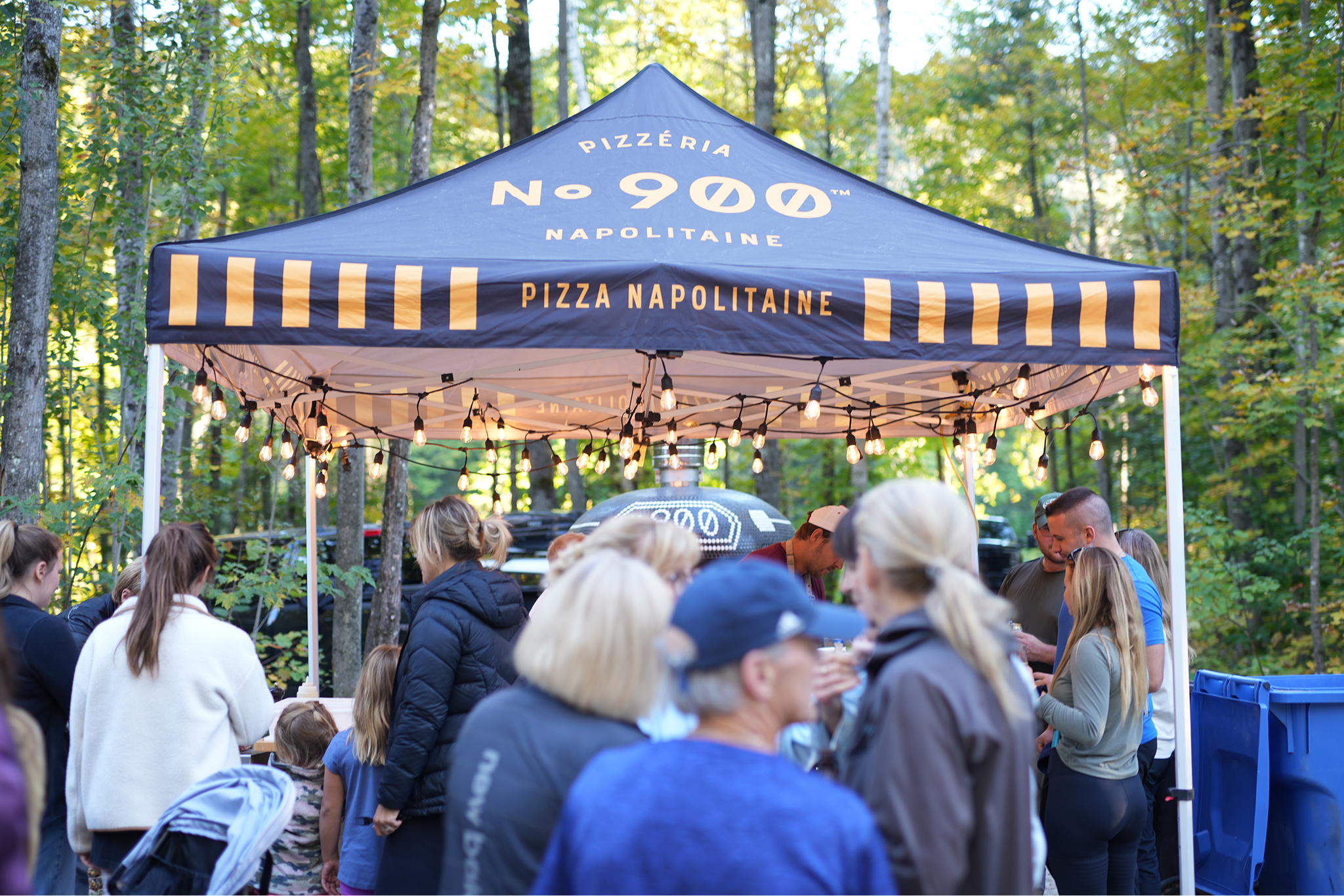 Une tente inscrite pizzéria No900 dans un évènement.