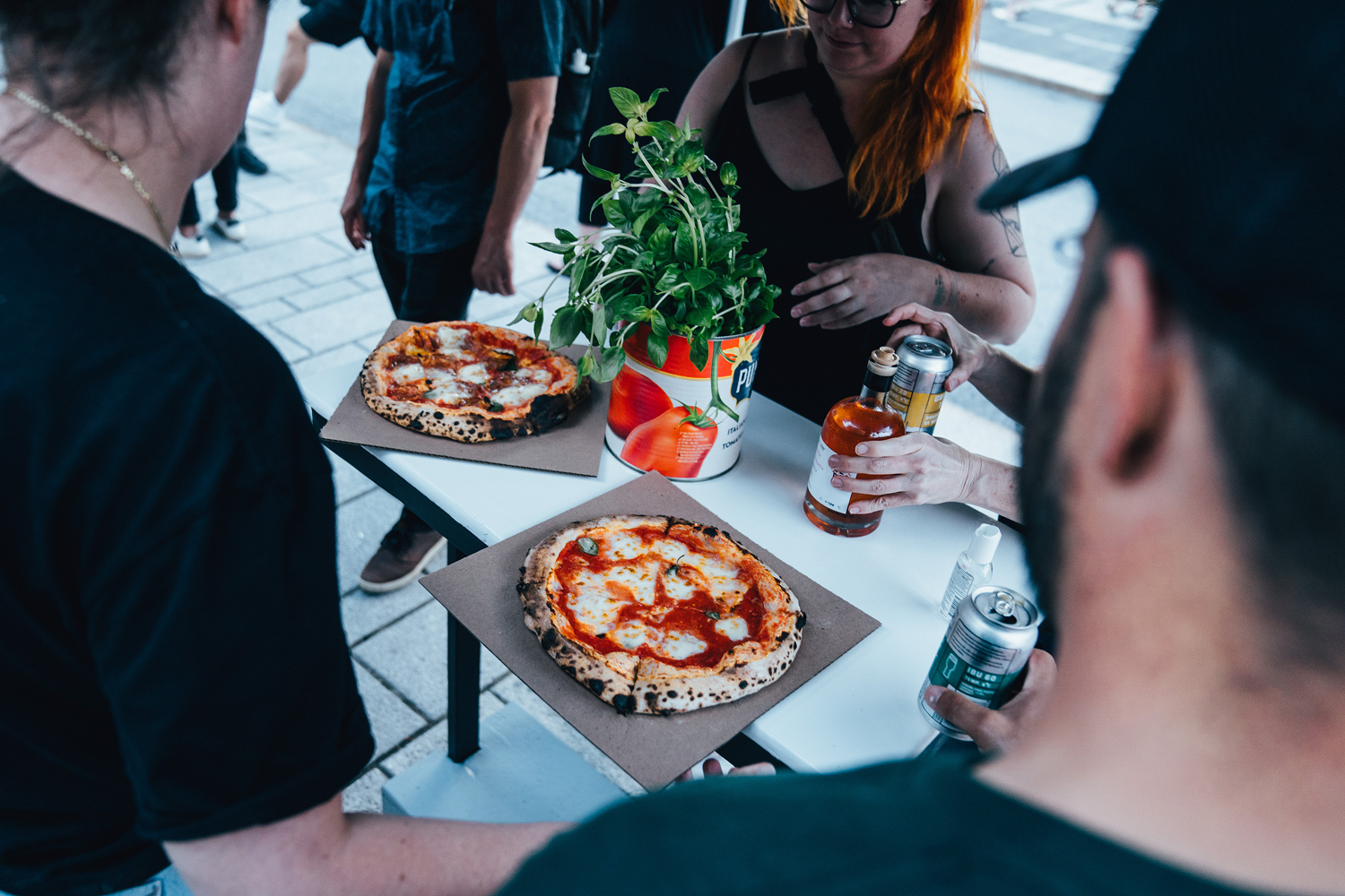 Deux pizzas napolitaines avec un plant de basilic.