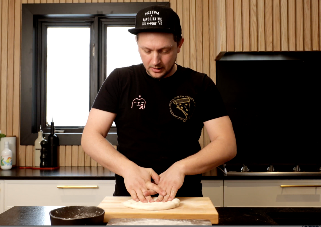 Traditionnal pizza dough stretching - Schiaffo technique