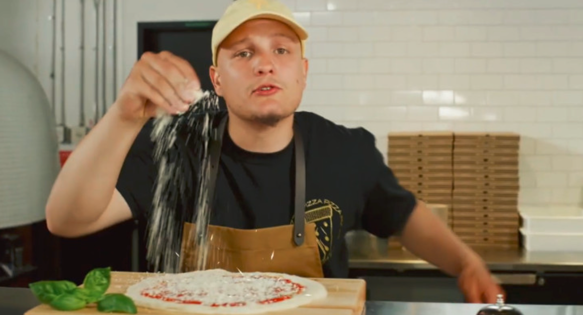 Pour attirer du personnel, Pizzéria NO.900 sort un clip avec Fouki