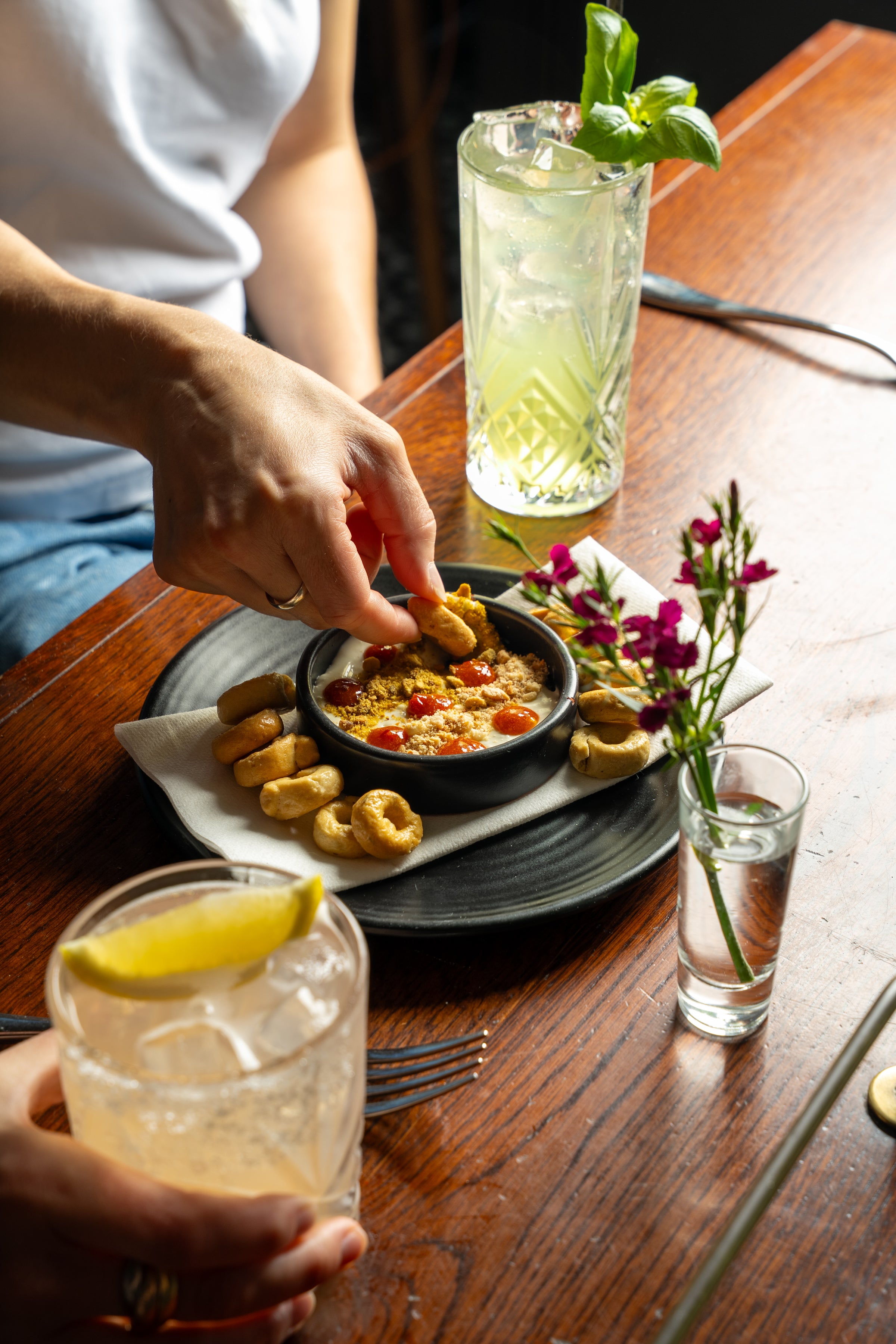 Une entrée de Gorgonzola avec deux verres d'alcool.