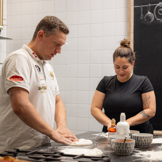 Le chef et une élève lors du cours de pizza.