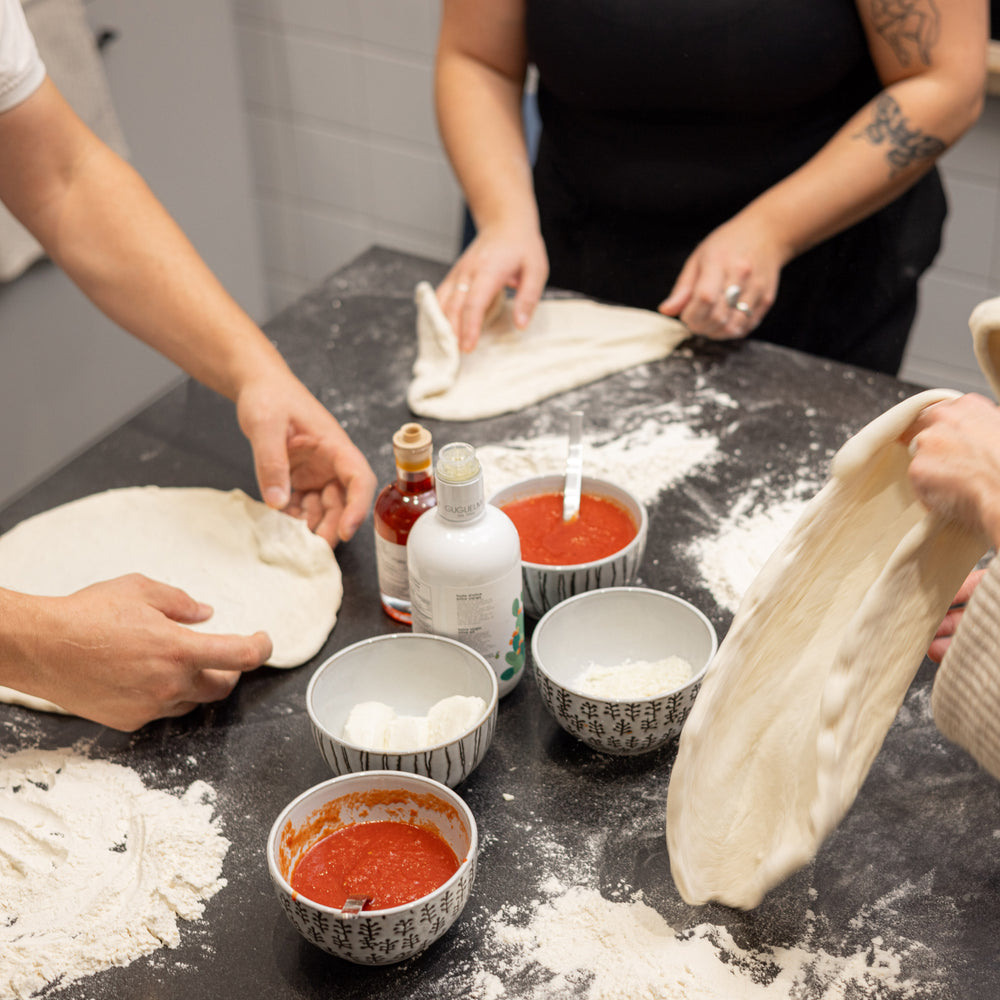 Les élèves du cours de pizza en pleine action.