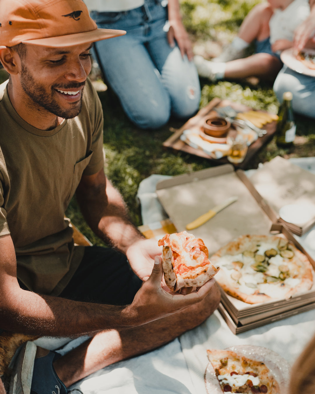 Pizza artisanale fraîchement cuite dans un four mobile à Montréal