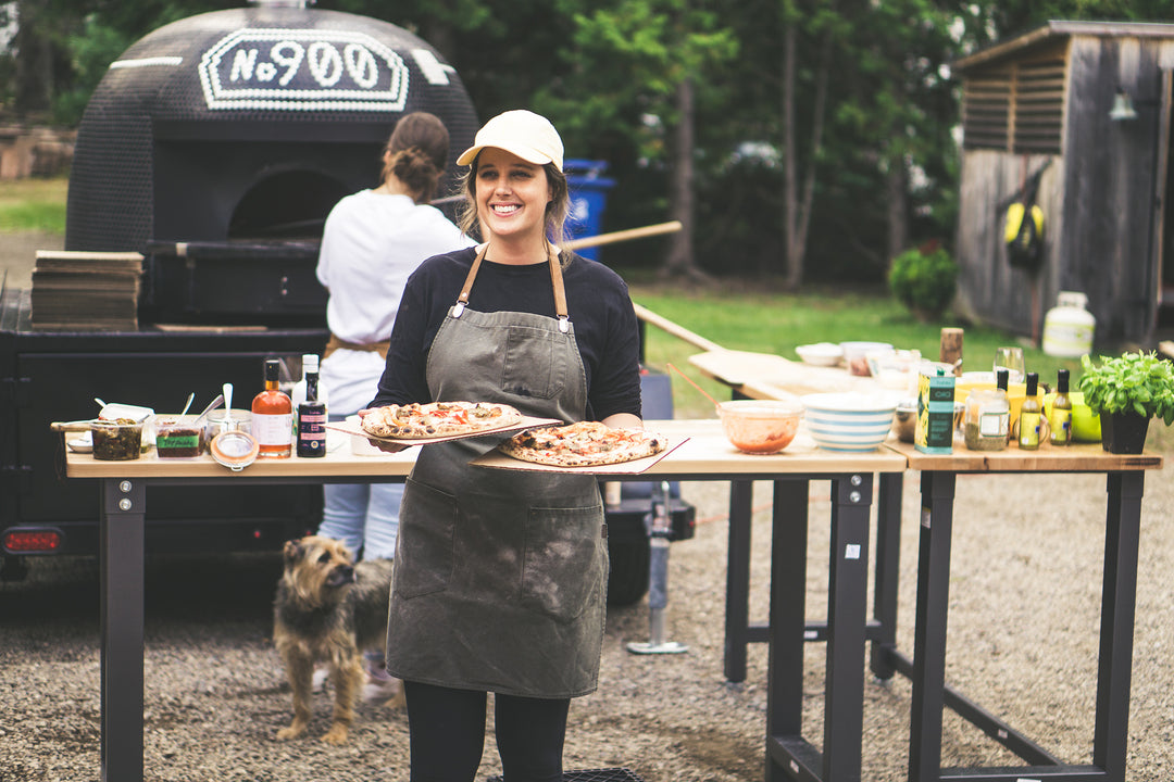 Équipe en train de préparer des pizzas dans un food truck sur la Rive-Nord